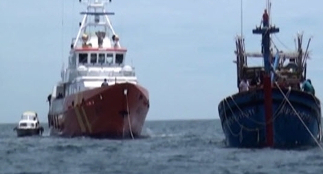 Tàu SAR-413 cứu nạn ngư dân từ vùng biển Trường Sa 