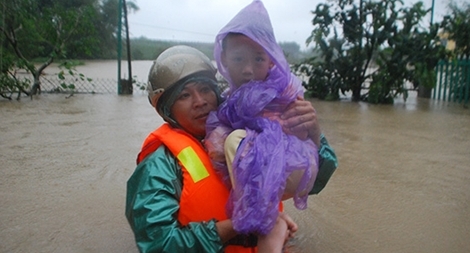 Lực lượng Công an căng mình cứu dân trong lũ