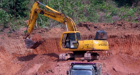 Khai thác trái phép hàng triệu mét khối đất nằm sát sân bay Nội Bài