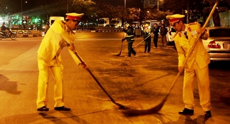 Công an Hải Phòng cùng người dân dọn vệt dầu loang gần 1km trên QL