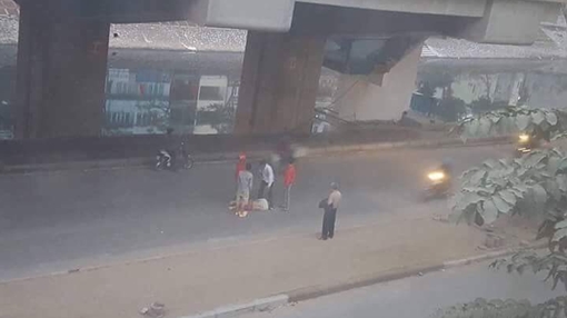 Người đàn ông rơi từ nhà ga đường sắt trên cao xuống đường