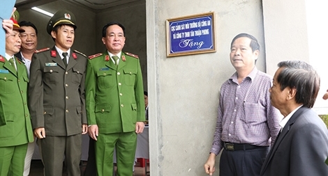 Bàn giao nhà tình nghĩa cho Thượng úy Nguyễn Công Quyền