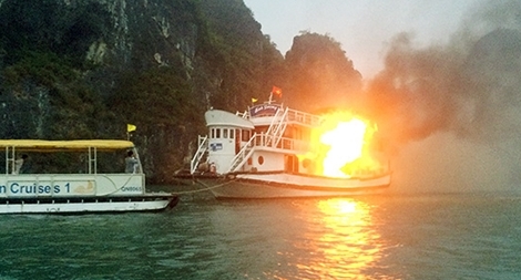 Cháy tàu du lịch trên Vịnh Hạ Long, 21 người kịp thời thoát nạn