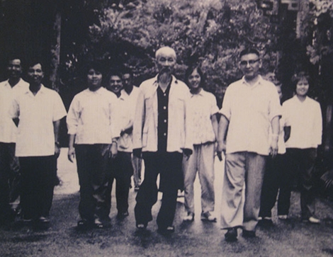 Hình bóng Bác Hồ nơi bốn bể