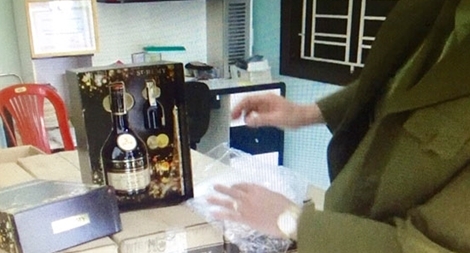 Hơn 300 chai rượu không nguồn gốc bày bán trong cửa hàng