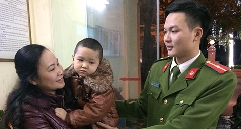 Công an phường tìm người thân cháu bé bị lạc