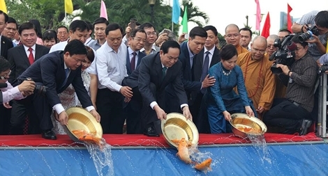 Chủ tịch nước thả cá chép tiễn ông Táo trên sông Sài Gòn