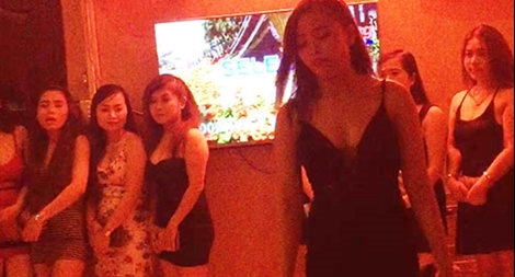 Phấn son đội lốt công ty, nhà hàng