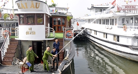 Kiểm tra an toàn PCCC tàu du lịch trên Vịnh Hạ Long và Bái Tử Long