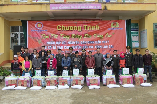 Những món quà Xuân của Cục an ninh Tây Bắc với đồng bào miền núi