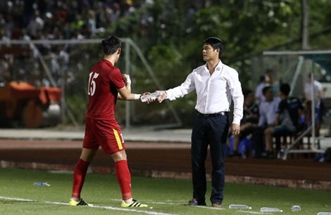 Bóng đá Việt Nam năm 2017: Mộng từ "ao" ra "biển"