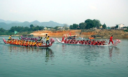 Hội đua thuyền rồng chào xuân trên sông Lô