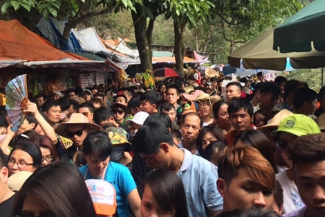 Chùa Hương chưa khai hội đã tắc đường