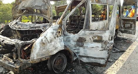 Xe cháy rụi trên cao tốc, 14 hành khách thoát hiểm trong gang tấc