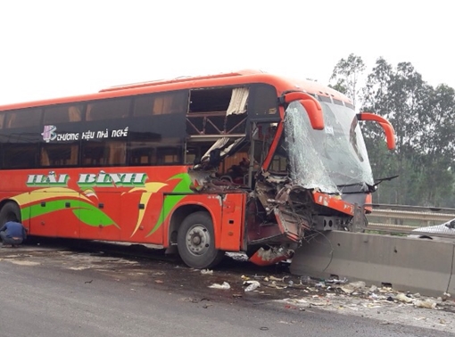 Xe khách "găm đầu" vào giải phân cách, hành khách trên xe hoảng loạn