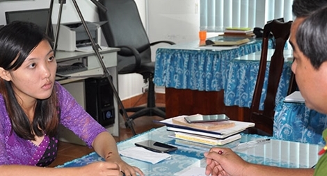 Người mẹ trẻ trong nghi án "làm rơi chết con, lén chôn ở chùa" khai gì?