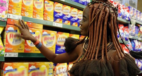 Phụ nữ Himba đi siêu thị vẫn vô tư… ngực trần