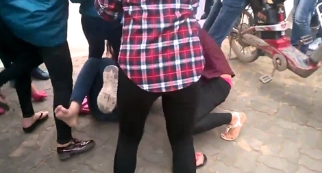 Kỷ luật nữ sinh hành hung bạn cùng trường vì chuyện tình cảm