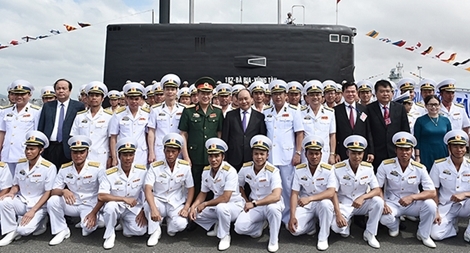 Thủ tướng dự lễ thượng cờ 2 tàu ngầm Kilo tại Quân cảng Cam Ranh