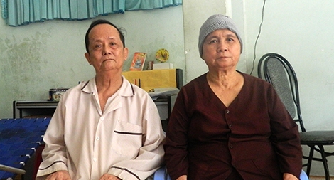 Chồng đêm đêm lén vợ đi học để dạy 9 con thành tài