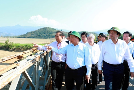 Thủ tướng Nguyễn Xuân Phúc thăm bà con xã Khuê Ngọc Điền