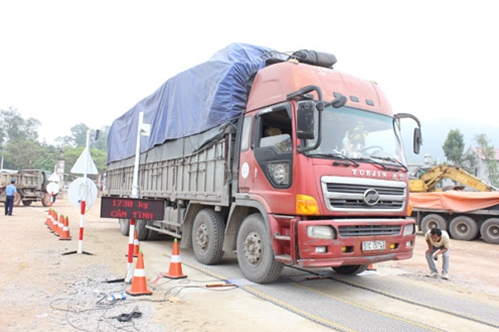 "Cuộc chiến" chống xe quá tải: Đang đầu voi đuôi chuột?