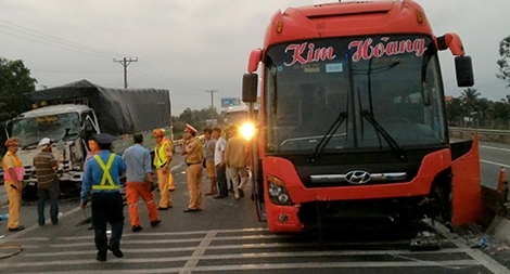 Xe tải tông xe giường nằm, 1 người chết 2 người bị thương