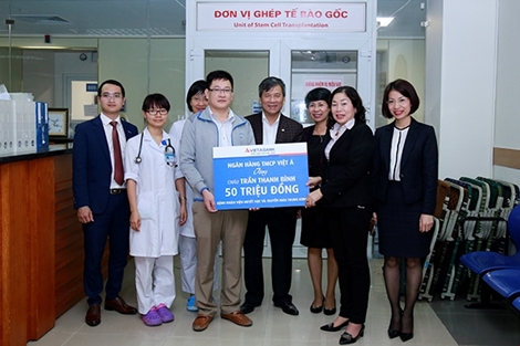 Trao tặng 50 triệu đồng cho bệnh nhi mắc bệnh tan máu bẩm sinh