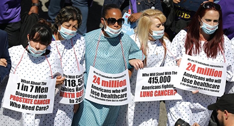 Tổng thống Donald Trump nếm thêm trái đắng