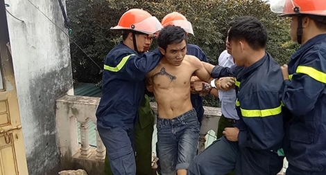 Lên cơn ngáo đá phóng hỏa đốt nhà, đòi nhẩy lầu tự tử