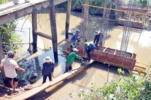 Những bô lão đi… xây cầu từ thiện