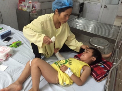 Một gia đình có người cha tâm thần cần được cứu giúp