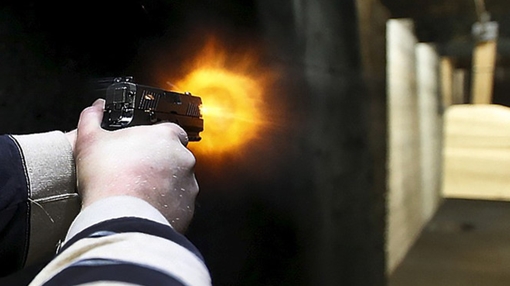 Đang ngồi uống nước, bị 3 kẻ lạ mặt xông vào bắn tử vong