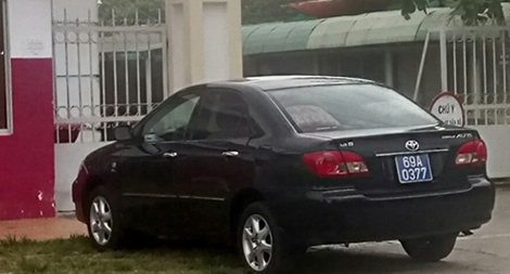 Chủ tịch UBND huyện nhận sai sót vì đi học bằng xe công