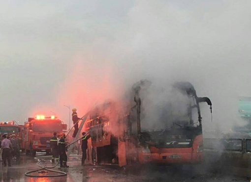Xe khách giường nằm đột ngột bốc cháy dữ dội khi đang lưu thông