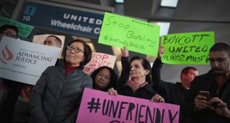 Vì sao vụ United Airlines “nổ” lớn?