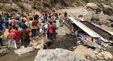 Xe buýt lao xuống sông, 45 người chết