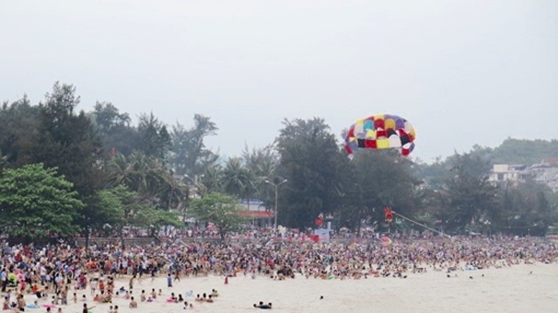 Du khách ùn ùn kéo ra biển Hải Phòng