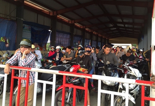 Du khách chật vật trở về từ đảo Cát Bà 