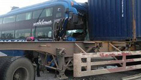 Xe khách va chạm với xe container, nhiều người nhập viện