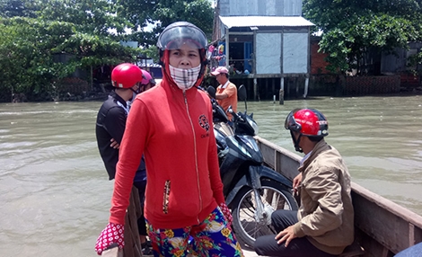 Nguy hiểm rình rập khi người dân qua sông Hậu bằng vỏ lãi