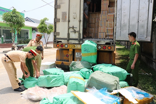 Hãi hùng phát hiện 5 tấn thực phẩm bốc mùi hôi thối trên đường vào Nam