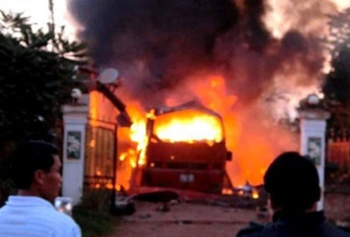 Xe khách Nghệ An – Lào cháy rụi, 1 người chết, 4 người bỏng nặng