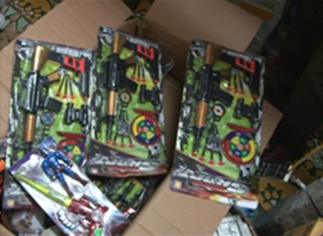 Thu giữ 700 sản phẩm đồ chơi bạo lực