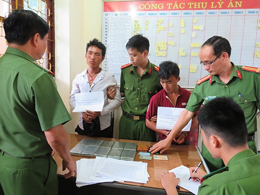 Bắt giữ 2 đối tượng vận chuyển 10 bánh heroin trên "vùng đất lửa"