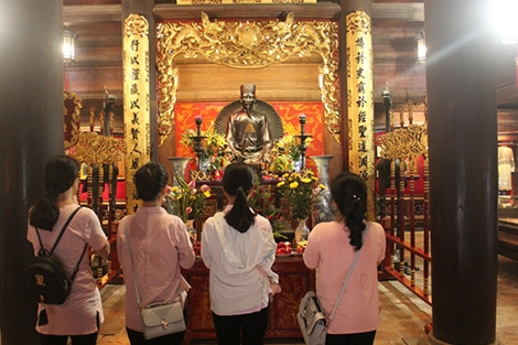 Sĩ tử đổ về Văn Miếu cầu may