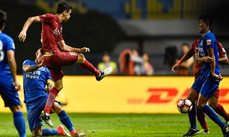 Cầu thủ Oscar gặp nạn ở giải nhà nghề Trung Quốc