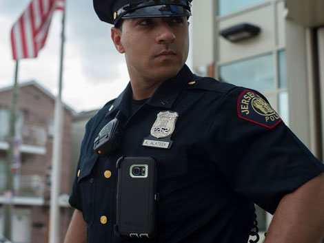 Cảnh sát Mỹ biến smartphone thành máy quay gắn ngực