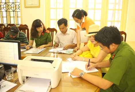 Công an quận Ba Đình xuống địa bàn điều chỉnh gần 500 sổ hộ khẩu cho dân