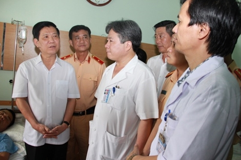 Thứ trưởng Nguyễn Văn Sơn thăm, tặng quà Thượng uý Nguyễn Anh Đức